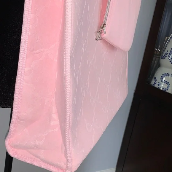 🔥🔥🆕- Juicy Couture Light Pink Bow-Patterned Beach Tote with Bathing Suit Bag - Picture 9 of 15